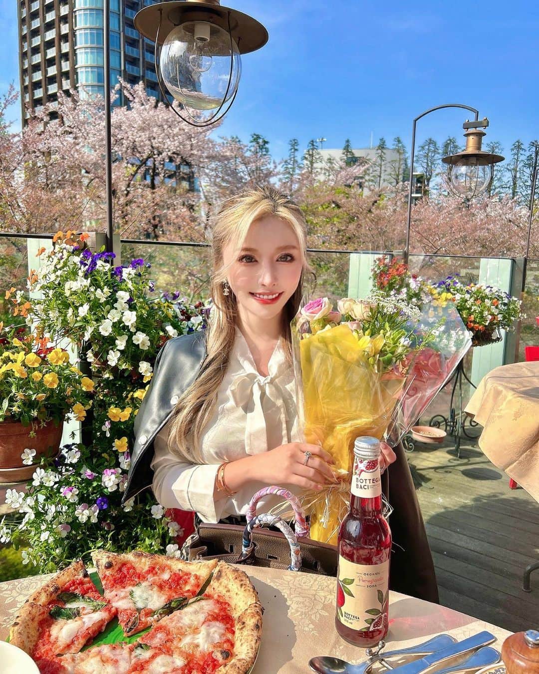 藤咲めいのインスタグラム：「爆美女達にお誕生日のお祝いして頂きました🥺🫶🏻💕 みんなからお花とプレゼントまで🎁💐😭💗 大切に使います😢❤️  そして桜散ってたけどパンジー綺麗すぎて映えテラスでした👸🌼 お店のチョイスも可愛すぎるよぉ🫶🏻💕 みんなありがとうこれからも宜しくね😌🌸  . . #birthday #roppongi #japan #テラス #六本木 #女子会」