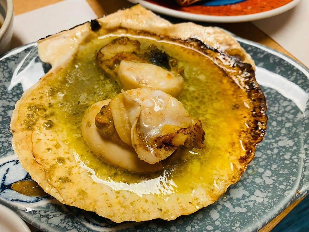 かねきよ勝則さんのインスタグラム写真 - (かねきよ勝則Instagram)「昨日、福島県いわきで行かせてもらった『東や』さん。  刺盛りこの量で二人前みたい😲 天ぷらも大きかった‼️ ホタテも食べ応え十分😋  最高の夜でした😆  東や https://retty.me/area/PRE07/ARE222/SUB22201/100000731097/  #福島 #いわき #東や #刺盛り #天ぷら #ホタテ #新宿カウボーイ #かねきよ」4月13日 16時41分 - shinjyukucowboy_kanekiyo