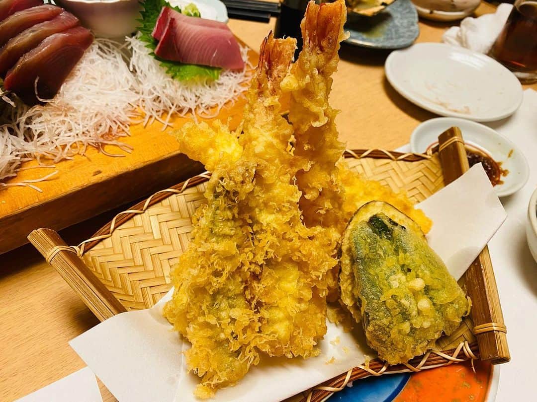 かねきよ勝則さんのインスタグラム写真 - (かねきよ勝則Instagram)「昨日、福島県いわきで行かせてもらった『東や』さん。  刺盛りこの量で二人前みたい😲 天ぷらも大きかった‼️ ホタテも食べ応え十分😋  最高の夜でした😆  東や https://retty.me/area/PRE07/ARE222/SUB22201/100000731097/  #福島 #いわき #東や #刺盛り #天ぷら #ホタテ #新宿カウボーイ #かねきよ」4月13日 16時41分 - shinjyukucowboy_kanekiyo