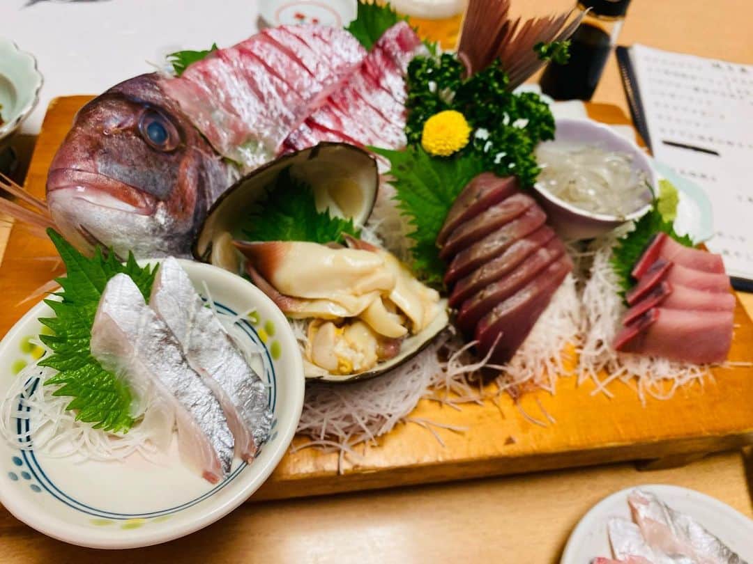 かねきよ勝則さんのインスタグラム写真 - (かねきよ勝則Instagram)「昨日、福島県いわきで行かせてもらった『東や』さん。  刺盛りこの量で二人前みたい😲 天ぷらも大きかった‼️ ホタテも食べ応え十分😋  最高の夜でした😆  東や https://retty.me/area/PRE07/ARE222/SUB22201/100000731097/  #福島 #いわき #東や #刺盛り #天ぷら #ホタテ #新宿カウボーイ #かねきよ」4月13日 16時41分 - shinjyukucowboy_kanekiyo