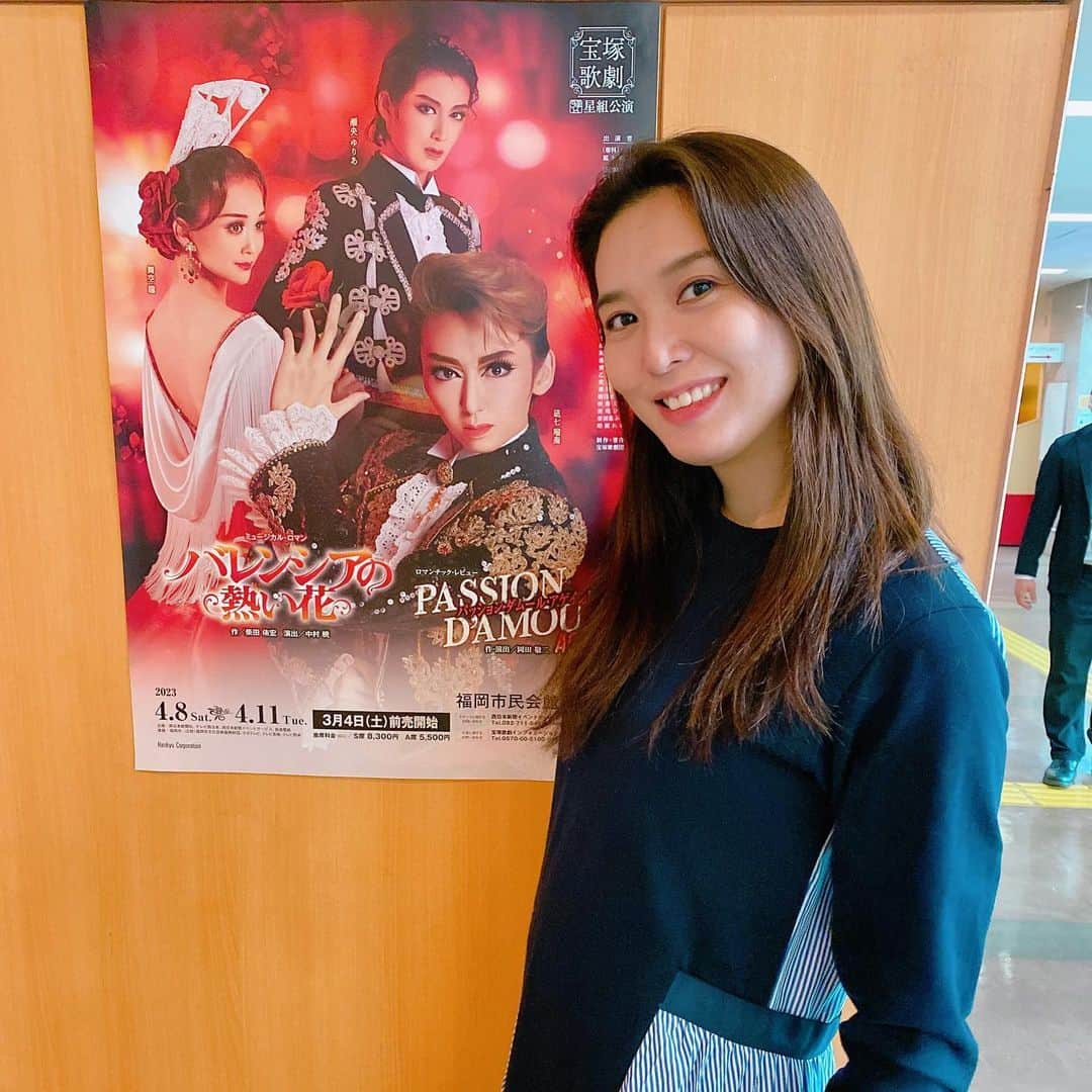 蓮城まことのインスタグラム：「👯‍♀️ 先日、 カチャ(凪七瑠海)主演の星組全国ツアー 『バレンシアの熱い花』 『PASSION D’AMOUR AGAIN』 を福岡で観劇しました✨ 私の大好きな宝塚の世界で、懐かしい主題歌にるんるんしました☺️ 主演のカチャはこの宝塚濃度MAXの作品を The男役の魅力で演じていて、本当に本当に本当に素敵で😭 芝居のプロローグから涙腺壊れました😂 こんな素敵な男役の魅せ方が出来るのはカチャしかいないな… 本当にすごいよー🥹 観に行って本当に良かった♥️ せっかくの福岡なので、水炊きを『とり田』さんでいただきました😋 みやちゃんがキングダム公演中の博多座の裏のお店です😆 めちゃくちゃ美味しかったから、 思い出せるように投稿しておきます🥰 私も頑張るぞー🕺 #バレンシアの熱い花  #PassionDamourAgain #福岡市民会館 #星組全国ツアー公演 #凪七瑠海 主演 #カチャ #最高でした #キングダム #美弥るりか #頑張ってねー  #89期」