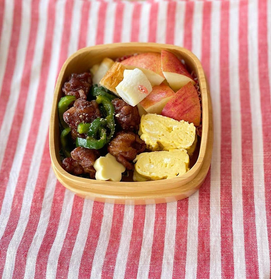 黄川田としえのインスタグラム：「\\リーちゃん作お弁当//  明日、お弁当作って持って行って、友達と食べてから練習するの♫と帰ってくるなりめちゃくちゃ楽しそうに話をしてたリーちゃん。 ほんと小さな頃から変わらない、毎日なんでも楽しそう、そしてなんでも楽しくしてしまう。自分でも毎日が楽しい！と言う。 そういうところほんといいなと思う！好き。  🍙豚肉切り落としを味付けして丸めて粉つけて揚げて唐揚げにし、甘辛たれ作ってピーマンと合わせてたおかず。味見したら美味しくて全部食べたかった。  だし巻き卵も美味しかったし、 チーズ型抜きしてたし、ピック探してちくわ刺して、 色味がなくてりんごを詰めてた。  はじめに取り掛かってたなんかすごいきゅうり（写真3）、このきゅうりに時間かけて遅刻ギリギリ！だったのに、 夜、晩ごはん作ろうと思って冷蔵庫開けたらぽつんとこのすごいきゅうりが入ってたよ🤣🤣  帰ってきたリーちゃんは 「お弁当おいしすぎた！」と無邪気に話してたけど、 「けど、冷蔵庫にあのきゅうりちゃんいるよ」と教えてあげたら、あ！って顔してめちゃくちゃくやしがってた😂 入れ忘れたことも忘れてた。あんなに時間割いたのにね。  そういうところ、全部自分に似てて責任感じちゃう😂  冷蔵庫でしっかりと漬かったなんかすごいきゅうりは、リーちゃん風の味付けで美味しかった。また作ってね。  #リーちゃんごはん #tottorico #お弁当#bento #lunchbox  #角田清兵衛商店  #角田清兵衛商店弁当箱 @tsunoda_seibee_shoten_co_ltd」
