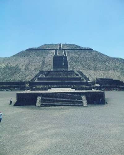 ハチミツ二郎さんのインスタグラム写真 - (ハチミツ二郎Instagram)「メキシコでピラミッドにも登ったなぁ。  楽しかったなぁ　メキシコ。  #メキシコ #ピラミッド #ティオティワカン #mexico  #teotihuacan」4月13日 15時19分 - jirohachimitsu