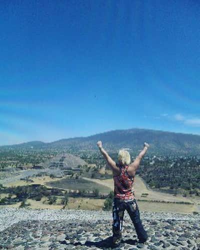 のインスタグラム：「メキシコでピラミッドにも登ったなぁ。  楽しかったなぁ　メキシコ。  #メキシコ #ピラミッド #ティオティワカン #mexico  #teotihuacan」