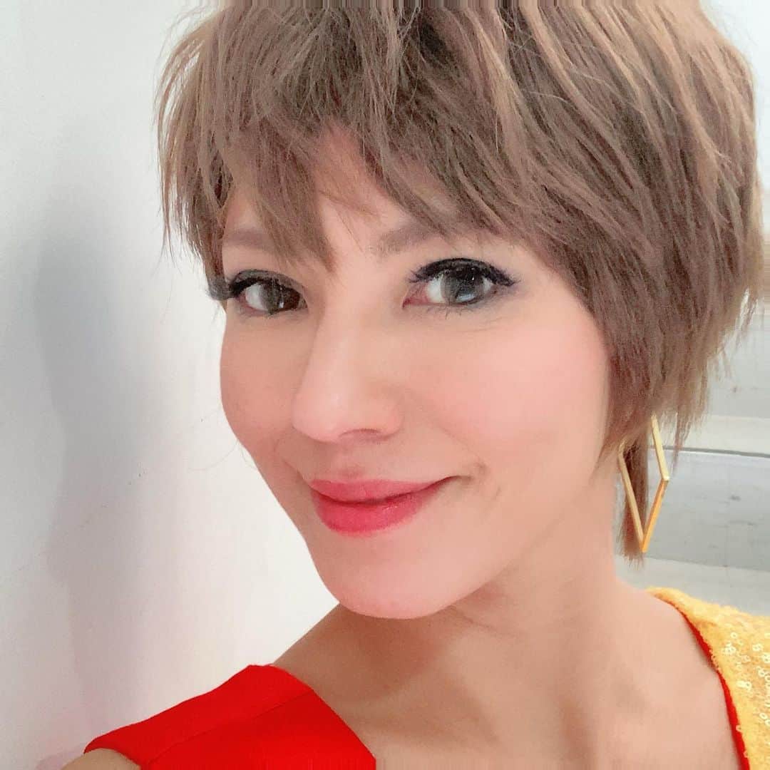 のインスタグラム：「Tacata以来の ショートヘアーに大変身♡ #MAXLINA #ウィッグ #ラクサGirl」