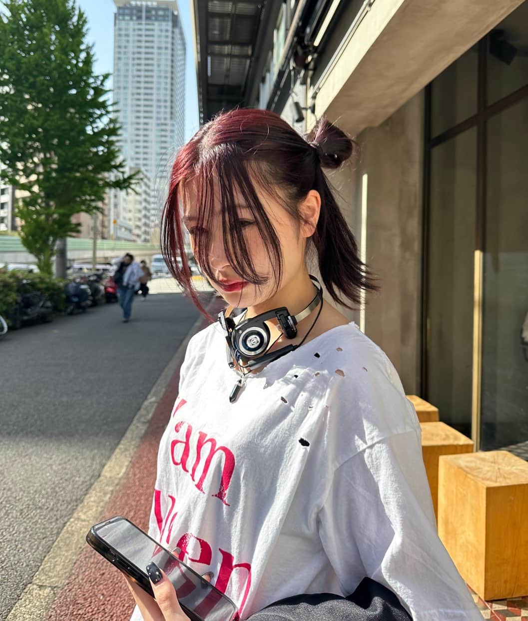 椎名亜美のインスタグラム：「髪色最高すぎる🍒そして念願の シャツ外で着れた❤️‍🔥」