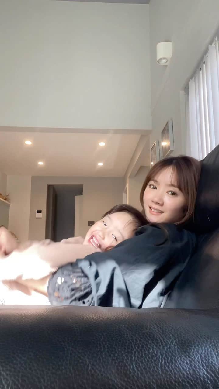 畠中清羅 のインスタグラム：「_  お家に帰宅して息子がお昼寝中の娘時間♡ お姉ちゃんを理由に我慢させてしまうこと 考えると沢山あって😔  最近ずるい〜って言葉を覚えてなんでもずるい〜っていうの。  だから息子が寝てる時ぐらい甘々タイム🍓🌸  #1歳#3歳#2歳差育児#子育て#親子#親子コーデ#女の子」