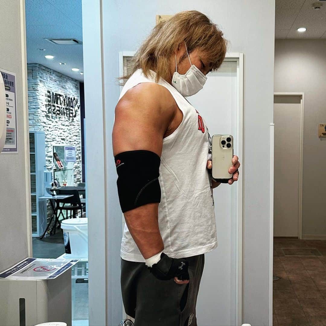 棚橋弘至さんのインスタグラム写真 - (棚橋弘至Instagram)「#腕トレ #armday   (１枚目右、２枚目左)  #triceps  #三頭筋  #biceps  #二頭筋　  最近、肘の痛みがないので、高重量扱えてよい。左腕もだいぶ戻ってきた👍  #anytimefitness」4月13日 15時42分 - hiroshi_tanahashi