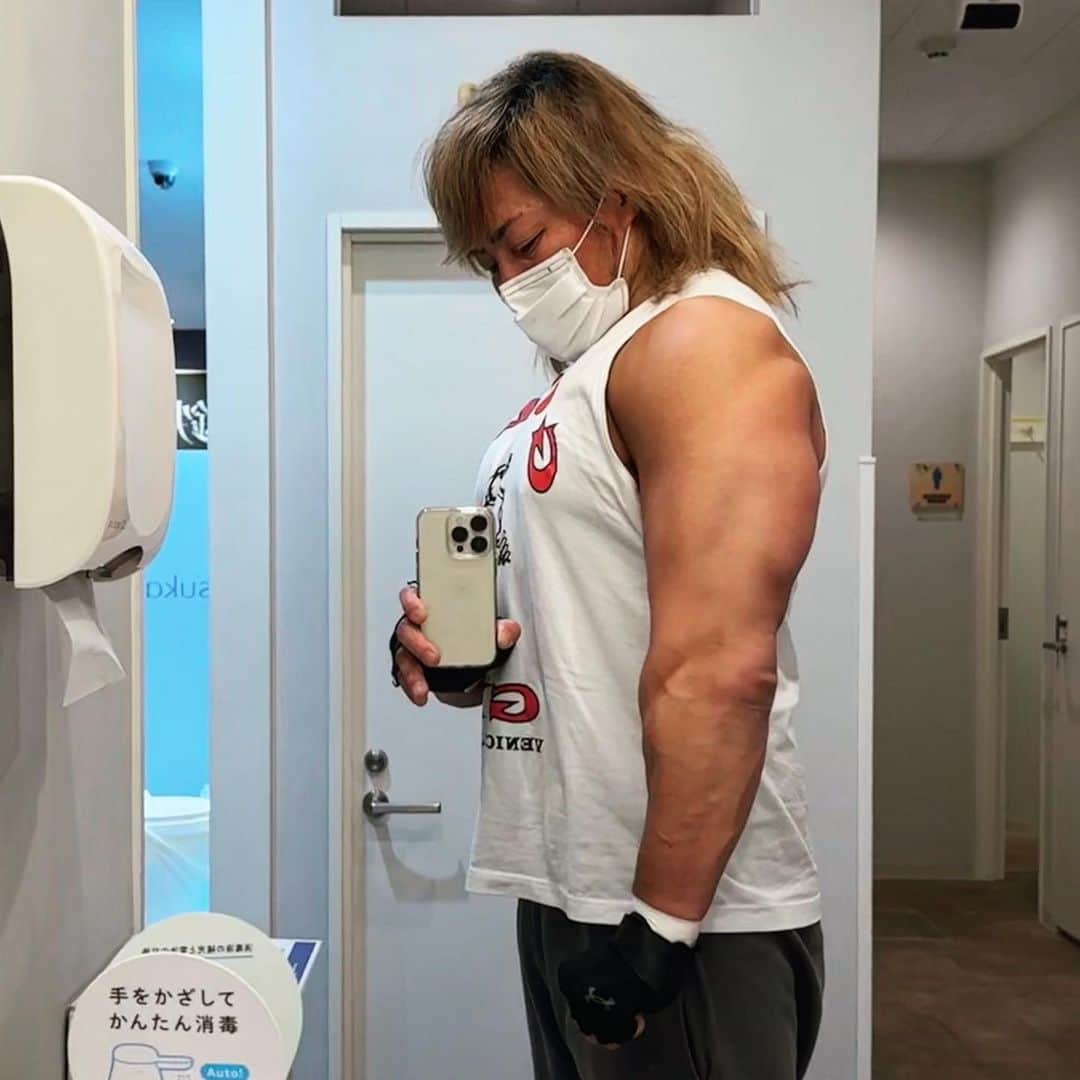 棚橋弘至さんのインスタグラム写真 - (棚橋弘至Instagram)「#腕トレ #armday   (１枚目右、２枚目左)  #triceps  #三頭筋  #biceps  #二頭筋　  最近、肘の痛みがないので、高重量扱えてよい。左腕もだいぶ戻ってきた👍  #anytimefitness」4月13日 15時42分 - hiroshi_tanahashi