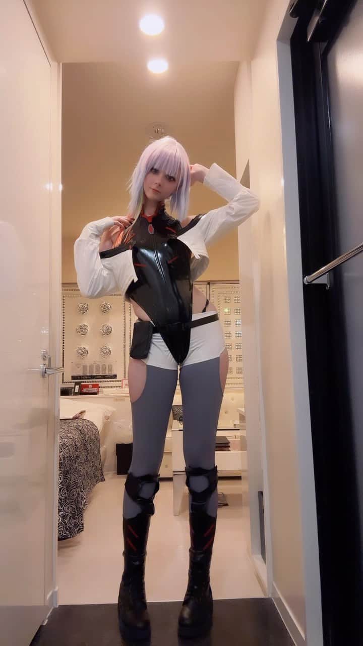 Hirari Ann（ヒラリー アン）のインスタグラム：「Trying on my Lucy cosplay for the first time 💕🙏🫡  #cyberpunk #cyberpunkedgerunners #cosplay #コスプレ」