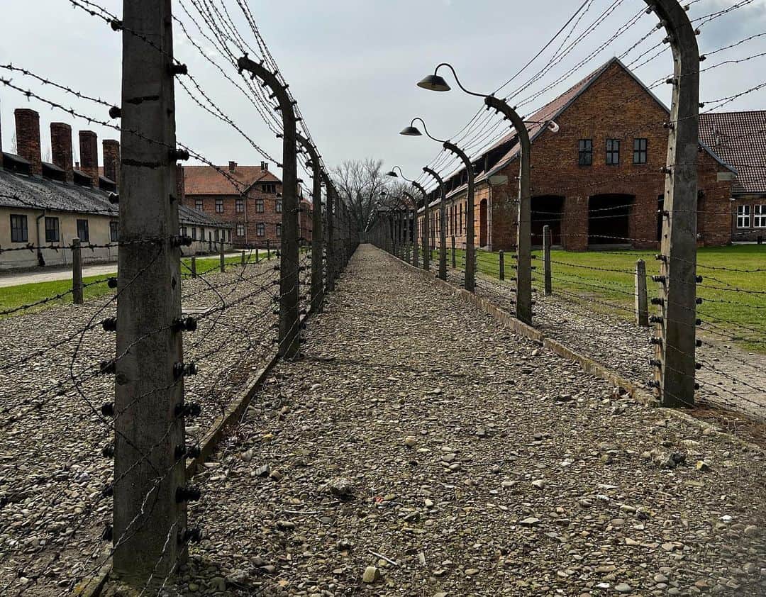 榎戸教子さんのインスタグラム写真 - (榎戸教子Instagram)「【ポーランド】 アウシュヴィッツ＝ビルケナウ ナチスドイツ・強制絶滅収容所へ。 娘に説明することがとても難しい場所でした。  音声メディアのVoicyでお話ししました。 写真とあわせてお聴きください。  『#31 アウシュヴィッツ＝ビルケナウ ナチスドイツ・強制絶滅収容所へ』 https://voicy.jp/channel/3482/507443  #世界一周 #旅 #世界遺産 #Auschwitz #poland #ポーランド」4月13日 15時53分 - noriko_enokido