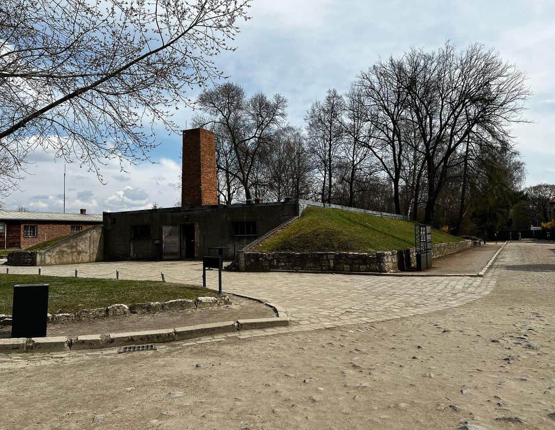 榎戸教子さんのインスタグラム写真 - (榎戸教子Instagram)「【ポーランド】 アウシュヴィッツ＝ビルケナウ ナチスドイツ・強制絶滅収容所へ。 娘に説明することがとても難しい場所でした。  音声メディアのVoicyでお話ししました。 写真とあわせてお聴きください。  『#31 アウシュヴィッツ＝ビルケナウ ナチスドイツ・強制絶滅収容所へ』 https://voicy.jp/channel/3482/507443  #世界一周 #旅 #世界遺産 #Auschwitz #poland #ポーランド」4月13日 15時53分 - noriko_enokido