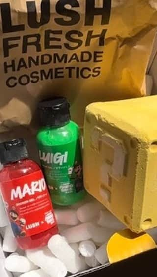 津島衣里のインスタグラム：「@lushjapan さんから  LUSH × 映画「ザ・スーパーマリオブラザーズ・ムービー」コラボ ≪LUSH x THE SUPER MARIO BROS. MOVIE≫を いただいたのでさっそくあけてみたよっ💛  ！！！ 今日、4月14日（金）〜発売されるみたい ！！！  映画の主要キャラクターをフィーチャーして作られた 12種類のアイテムがあって、その中でも私が楽しみなのは このラッシュ初となるソープ入りのハテナブロック型バスボム💛  香りも爽やかだしきらきらのラメラメがついててかわいい...🥺 かわいすぎてもったいなくてまだ使えてないのだけどいつ使おう...笑  マリオのザクロのボディソープは 少量ですごく泡立つし香りがよすぎた❤️ ルイージのボディソープも使うのたのしみ💚  プレゼントで渡すのも貰うのもうれしいね☺️  今日から発売なのでチェックしてみてねえええ  #LUSH  #thesupermariobrosmovie #supermario  #ザスーパーマリオブラザーズムービー #スーパーマリオ #バスボム」