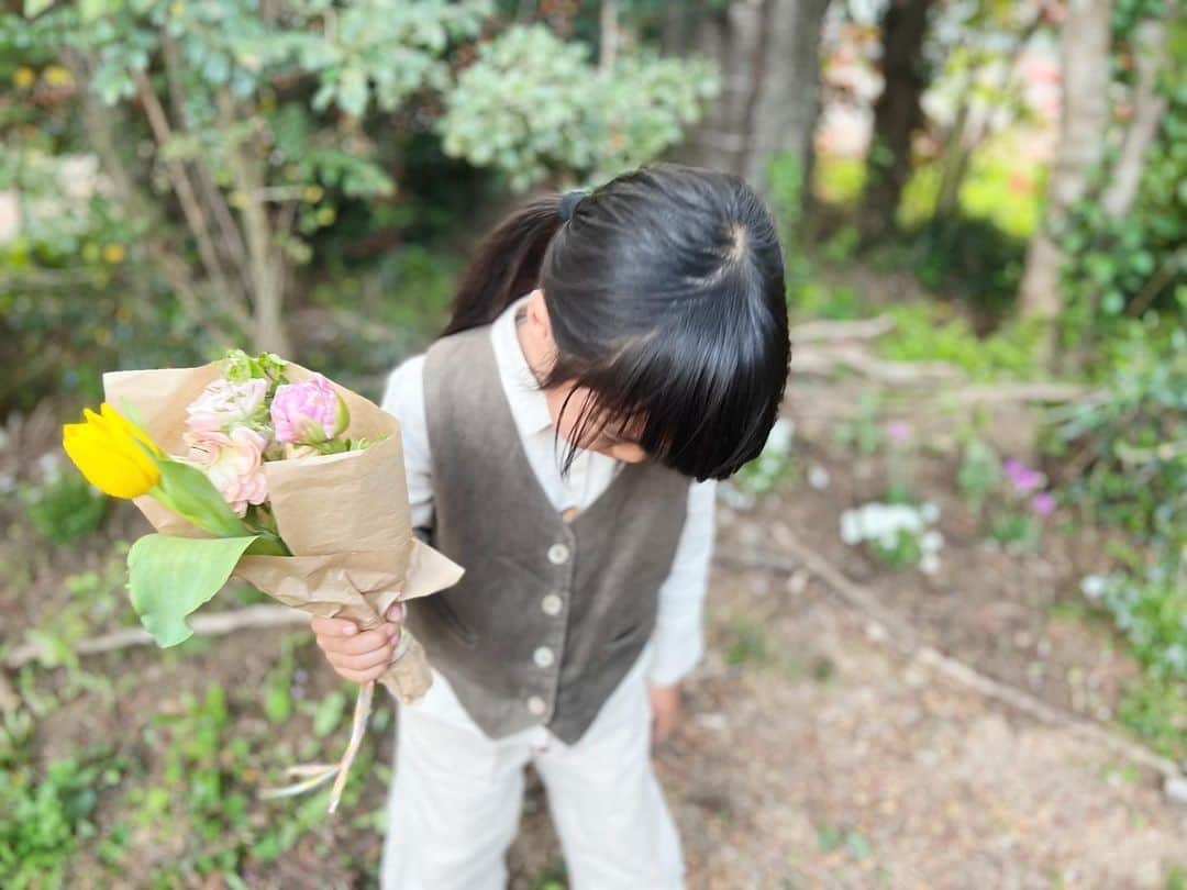 nonさんのインスタグラム写真 - (nonInstagram)「樹根が小学生になりました🌸  姉•花種さんの小学校のため、 生後3ヶ月で藤野にやってきて 赤ちゃんだった樹根が 小学生...  あの日一年生になった！と思った花種さんはこの春、中等部に...  チビ娘だったはずの花種さんがお友達と庭でごはん食べてる後ろ姿に、先日驚愕しました  ほんと、気づいたらこの子達、こんなに少女になっちゃって...  小学生〜の子どもの成長スピード時空が歪んだ？ってくらい早い...  なので 晴れて小学生になったと思ったら、樹根もあっというまに 声変わりとか、ヒゲとか...少年になっていくんでしょうね...  ドキドキしている小さな後ろ姿、 花をぎゅっと握った手、 うたうみたいに揺れてる声、  今日という、2度とない1日1日が キランキランと輝いてる  そのまぶしさに改めて気づくような日  入学おめでとう🌸🌸🌸　  なので今日のvoicyは プレミアム放送ですが 入学式、そして小学校1日目を過ごして思ったこと 話しました📻  こちらはストーリーズからとべます  #シュタイナー教育  #シュタイナー学園 #藤野 #里山暮らし #エシカル #エシカルライフ」4月13日 16時04分 - non19841120