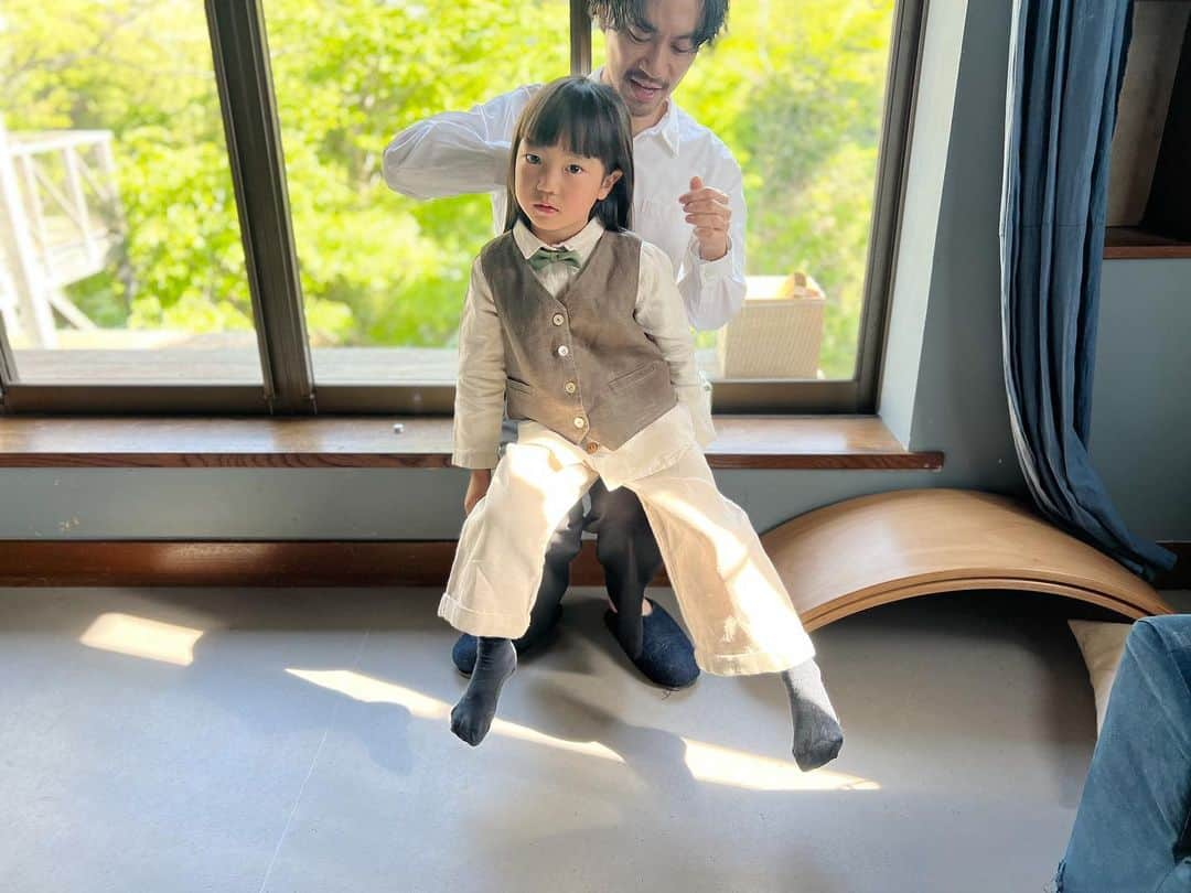 nonさんのインスタグラム写真 - (nonInstagram)「樹根が小学生になりました🌸  姉•花種さんの小学校のため、 生後3ヶ月で藤野にやってきて 赤ちゃんだった樹根が 小学生...  あの日一年生になった！と思った花種さんはこの春、中等部に...  チビ娘だったはずの花種さんがお友達と庭でごはん食べてる後ろ姿に、先日驚愕しました  ほんと、気づいたらこの子達、こんなに少女になっちゃって...  小学生〜の子どもの成長スピード時空が歪んだ？ってくらい早い...  なので 晴れて小学生になったと思ったら、樹根もあっというまに 声変わりとか、ヒゲとか...少年になっていくんでしょうね...  ドキドキしている小さな後ろ姿、 花をぎゅっと握った手、 うたうみたいに揺れてる声、  今日という、2度とない1日1日が キランキランと輝いてる  そのまぶしさに改めて気づくような日  入学おめでとう🌸🌸🌸　  なので今日のvoicyは プレミアム放送ですが 入学式、そして小学校1日目を過ごして思ったこと 話しました📻  こちらはストーリーズからとべます  #シュタイナー教育  #シュタイナー学園 #藤野 #里山暮らし #エシカル #エシカルライフ」4月13日 16時04分 - non19841120