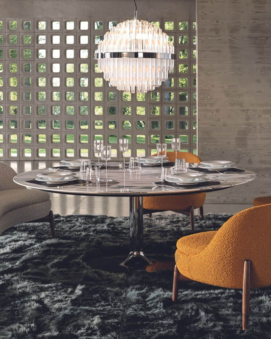 Minotti Londonさんのインスタグラム写真 - (Minotti LondonInstagram)「Oliver, designed by @rodolfodordoni, fully interprets the classic contemporary value characteristic of the Minotti style code in every setting.   Today, this series of dining and lounge tables are further expanded with the introduction of the Arabescato Grigio marble top for all sizes.   For the lounge version, a new 180 cm diameter and 66 cm height have been added, while the oval version 240x140 H73cm is now also available for the dining version.   Tap the link in our bio to discover the Oliver Tables.  #minotti #luxuryfurniture #interiordesign #madeinitaly #luxurydiningtable #diningtable #diningtabledesign #interiordesign #livingroomdecor #livingroomdesign #rodolfodoroni」4月13日 16時00分 - minottilondon