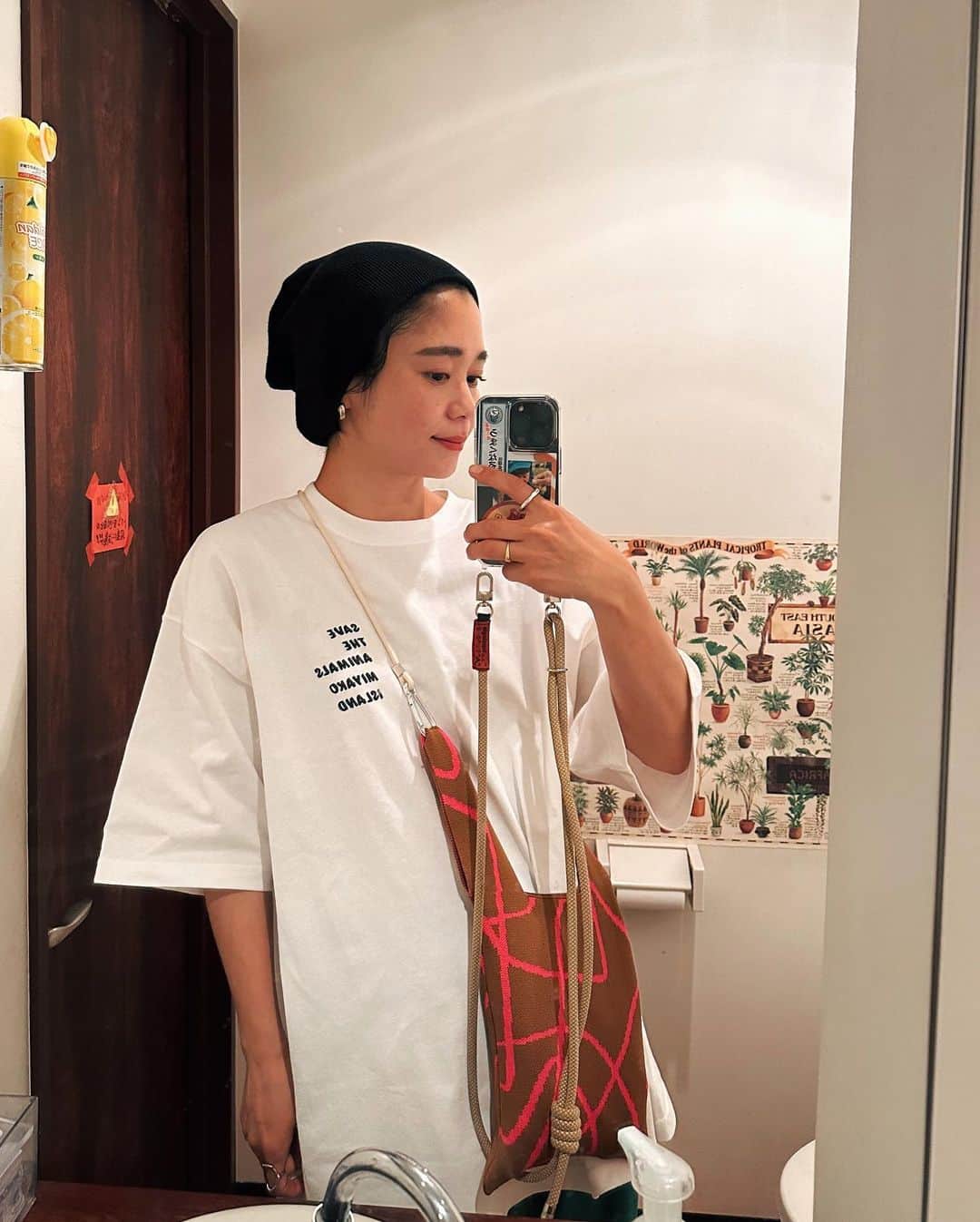 忍舞のインスタグラム：「@save.the.animals385 のTシャツ 2色買い♡ 前のやつもデザインもサイズ感も生地もすきで、、、✨  見えないけどwomの去年の緑パンツ合わせてますwww  #しのぶんコーデ #Tシャツ好き #もう半袖 #夏どうなる」