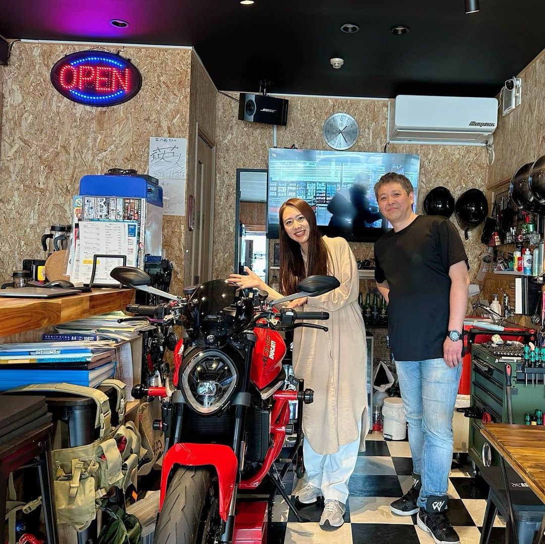 守永真彩のインスタグラム：「. . 【ラジオ日本】 加藤裕介の横浜ポップJ🎤✨  今週はライダーズカフェ&ダイナー玉の風さんをご紹介しました‼️  カッコイイバイクが店内に飾られている素敵なお店🏍 そしてお食事がまた美味しいんです‼️ マスターが盛岡出身とのことで、冷麺も食べられます🍜  実は以前近くの場所で取材があったときに、たまたま入ったお店なんです😊 とっても素敵なお店＆マスターなのでいつか番組でご紹介したいと思っていたのが叶いました👏🏻🤍  横浜の高田駅から徒歩4分！ 駅近ですがいつかバイクで来たいなぁ🏍✨  #ラジオ日本　#生中継　 #加藤裕介の横浜ポップj  #横浜　#横浜ポップJ」