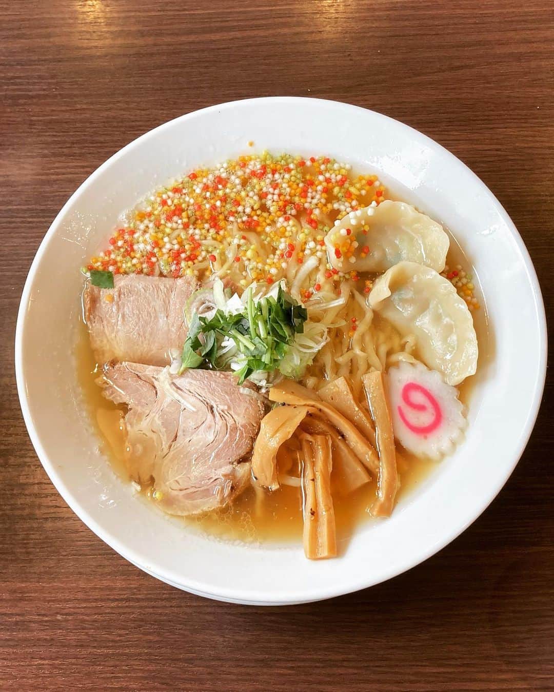 Negiccoのインスタグラム：「【開催中！】「麺屋 愛心×Negicco」Negicco 結成20周年記念コラボ企画！ Nao☆考案！ メニュー名：温故知新 こだわり醤油らーめん（餃子入り） 料金：1,100円（税込）  販売期間：2023年5月7日（日）まで  店舗名：麺屋 愛心 河渡本店（新潟県新潟市東区河渡本町22-16-5） 営業時間： [月～金] 11:00～15:00 / 17:30～23:00（L.O 22:45） [土・日・祝] 11:00～23:00（L.O 22:45） 定休日 なし  ※「麺屋愛心TOKYO 町屋店」では1日20食限定！」