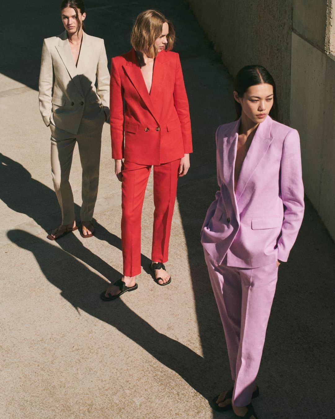 MANGOさんのインスタグラム写真 - (MANGOInstagram)「Whatever your colour, our linen collection will serve 💯 Discover the full range to cover your wardrobe until summer arrives, at mango.com ⁣ Blazer: 47077106 ⁣ Trousers: 47027108 ⁣ #MangoWoman」4月13日 16時13分 - mango