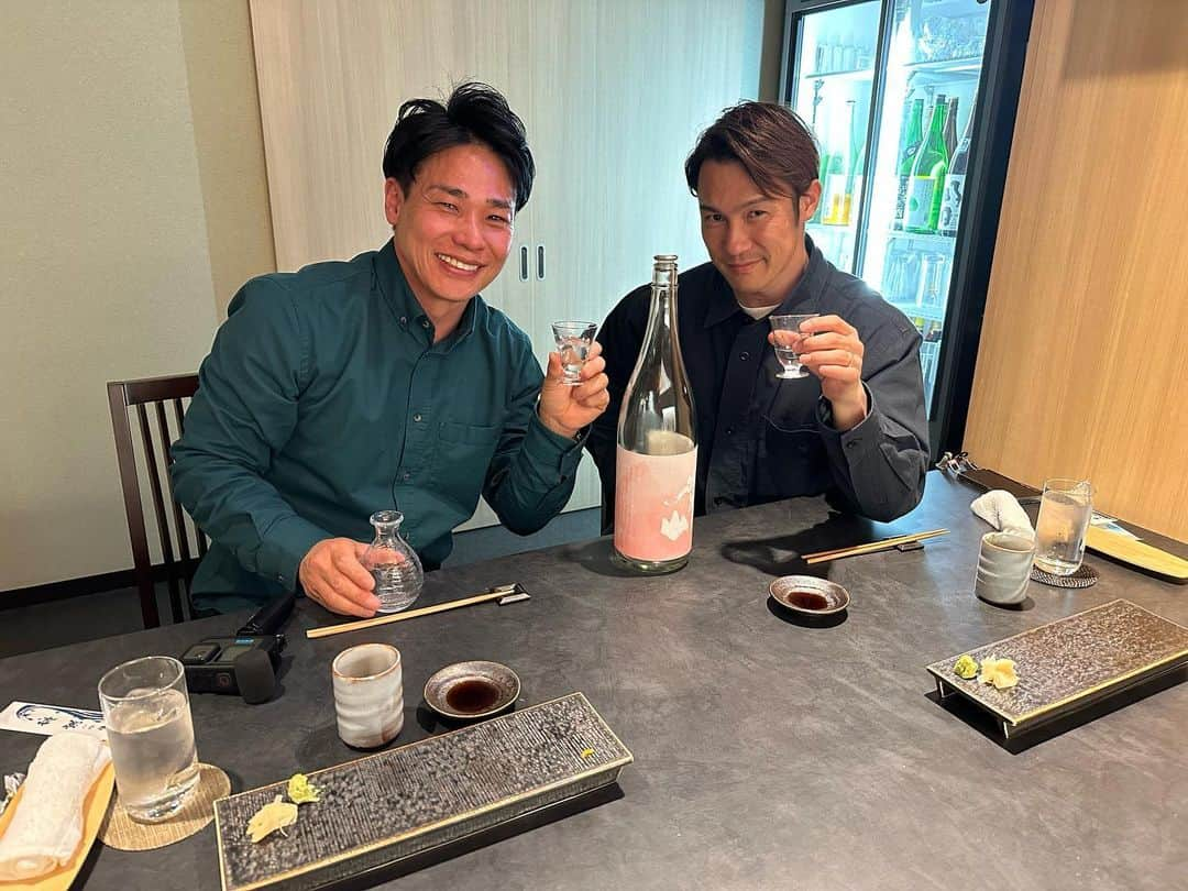 清水宏保さんのインスタグラム写真 - (清水宏保Instagram)「昨夜はスピードスケートの後輩、加藤条治くんが会いに来てくれました。  スピードスケートの第一線を退いて1年余り、今後の活動などについて色々とお話しを伺いました。  野球やサッカーとは違う難しさがあるオリンピック選手のセカンドキャリア、、、皆んなが盛り上がっていくといいなぁと改めて感じる夜にでした。  #オリンピック #オリンピック選手  #セカンドキャリア #スポーツ選手のセカンドキャリア #オリンピアン #オリンピアンの集い」4月13日 16時14分 - shimizu27hiroyasu