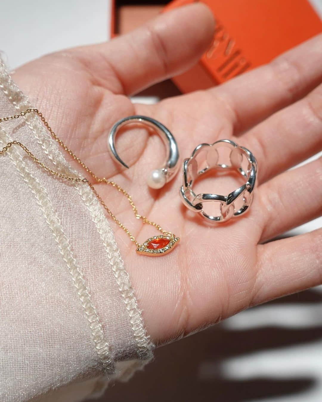 クレイトン愛さんのインスタグラム写真 - (クレイトン愛Instagram)「new rings💍🤍一目惚れだった魚座モチーフのリングと、アコヤパールリング。どれもコンセプトに惹かれてずっと気になっていた、VERMILLIONのもの☺️❣️ ・ ✴︎真珠は、古来から銀を組み合わせることで魔を跳ね除けるといわれていたそう🧙‍♀️(ブラウンダイヤが両サイドにちょこんと付いてるのも可愛い❤︎) ✴︎ネックレスは、富と幸運のサインと呼ばれる一等星、アルデバランをイメージしているんだって🌌 (こういうコンセプトがたまらず、次アクセを買うならこのブランドさんがいい！って思ってたの😮‍💨) ・ 久しぶりにドストライクなものに出会えて嬉しい、、💍❤️ これからも、良いものをちょっとずつ増やしていきたいな〜😊 ・ ・ ・ #バレーボール歴15年の指 #しっかりしてる #🏐 #あいメイク #メイク #コスメ #ビューティー #ミネラルコスメ #ファッション  #コーデ #私服 #アクセ  #makeup #cosmetics #beauty #fashion #photo #accessories @vermillion_jewelry」4月13日 16時28分 - clayton_ai