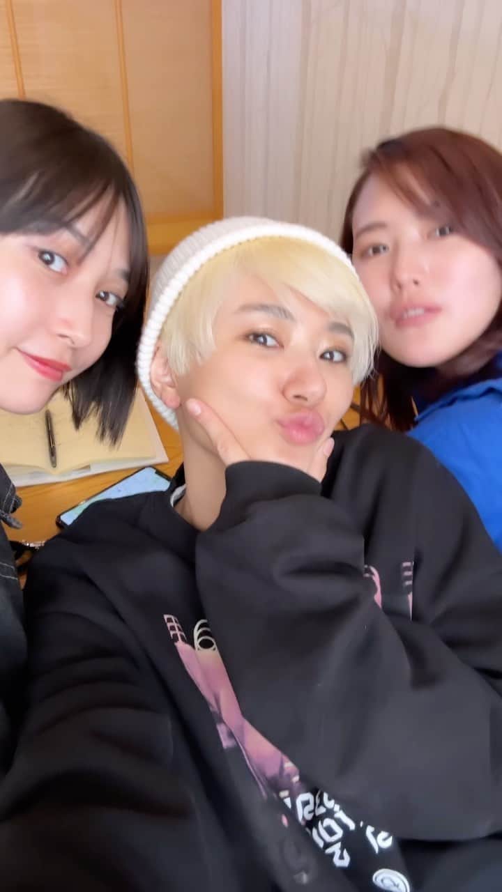 のインスタグラム：「@lavayoga_official のグループが作った 栃木県小山市に出来た #湯カーラ ♨️🧖‍♀️❣️へ視察✨  温泉と岩盤浴♨️、そして2階には @vbg__official のサービス ホットヨガ @lavayoga_official ,暗闇バイク @feelcycle_official , ピラティス #rintosull, ボクシング @burnesstyle_official そしてパーソナルトレーニングも出来て 月会費 11,800円で温泉♨️10回来たら元取れん？😂❣️  まじでファミリー層も通い倒しそう😂💓カラダ作りと温活🫶✨地域密着型🫣健康作り✨  温泉とサウナと岩盤浴で整いまくりですね😂❤️‍🔥 サウナーの二人 @ayano.nitt  @kirarin_harry_official 行って勉強になりました✨ サウナは90度、ドライ系です♨️🪂  平日昼間が空いてるからオススメ〜🧖‍♀️💓温活ツアーしたい❣️  #サウナ #ヨガ #キックボクシング #ピラティス #温泉」