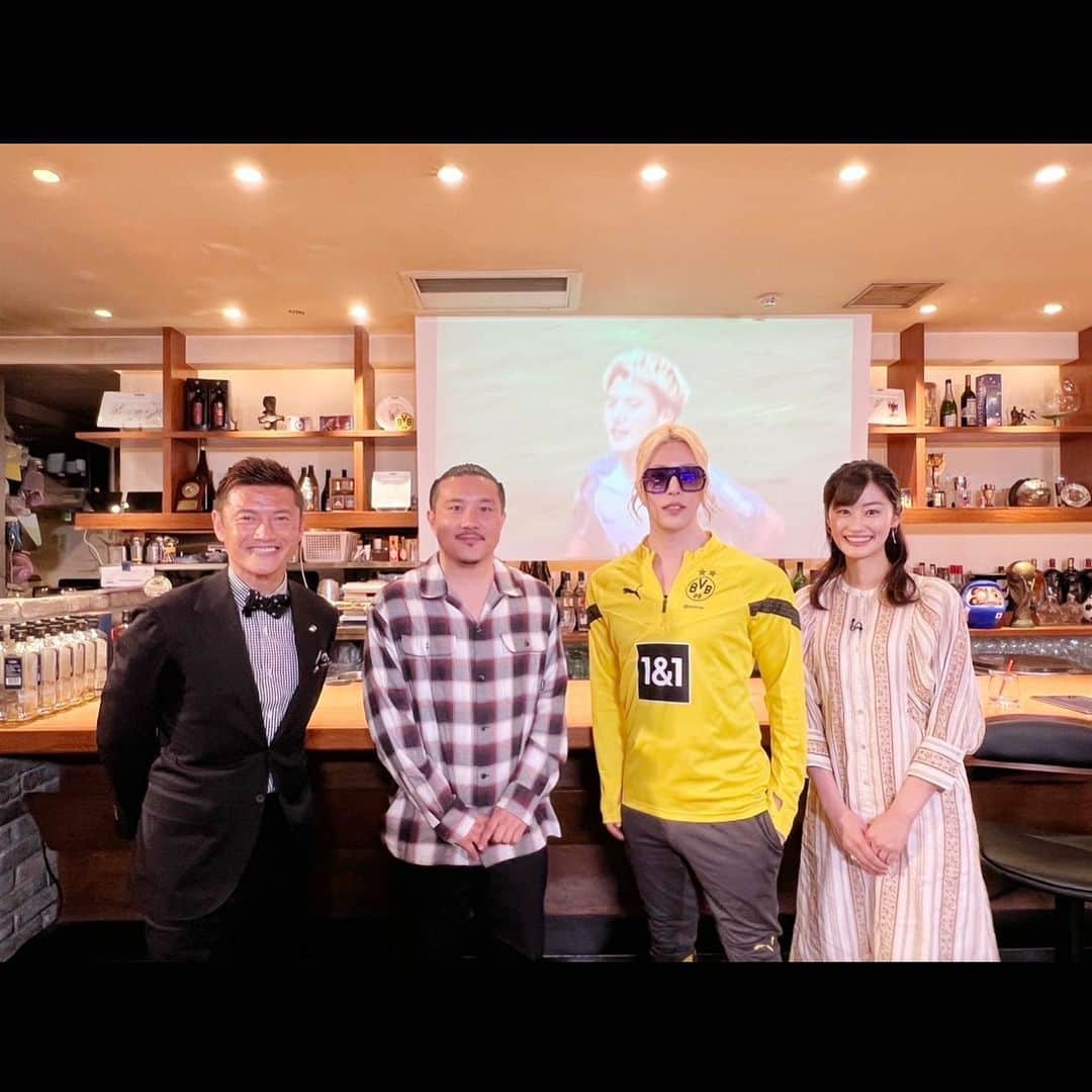 高柳愛実のインスタグラム：「4/15(土)22:00〜放送のBS日テレ【ブンデスリーガ マンスリー・セレクション】 今回はゲストに元日本代表、安田理大さんを迎えて第26節バイエルン対ドルトムントをメインに解説していただきました！日本人選手の活躍も取り上げています！ぜひご覧ください☺︎」
