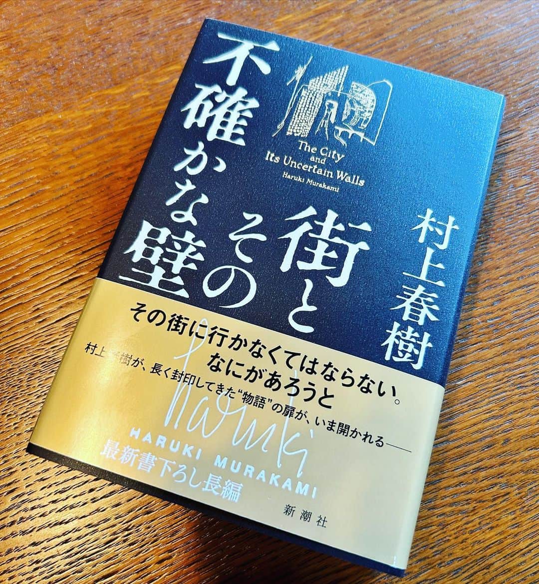 小川真司さんのインスタグラム写真 - (小川真司Instagram)「届いた。 すぐに読みたいが、仕事ですぐ読まないといけない別の本がさっき来たよ。」4月13日 16時37分 - maguromaru34