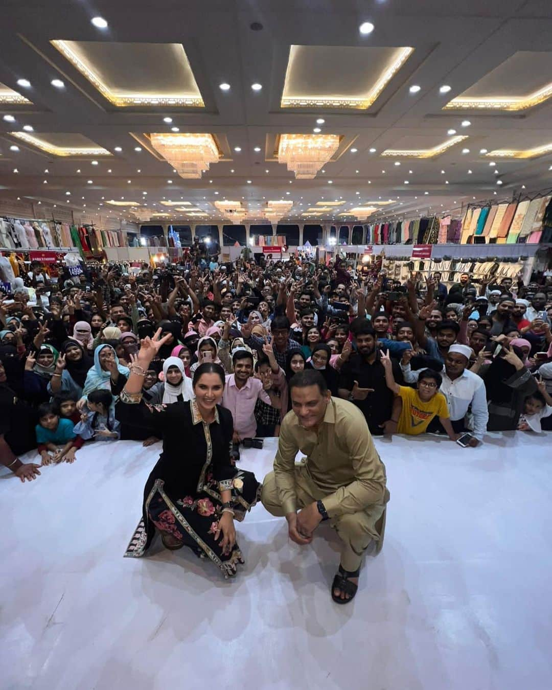 サニア・ミルザさんのインスタグラム写真 - (サニア・ミルザInstagram)「So much love 🤍 right back at you Hyderabad 🥰  Shop till you drop @daawateramzaan .. from food to clothes to entertainment, you have it all .. see you guys there ✌🏽」4月13日 16時37分 - mirzasaniar