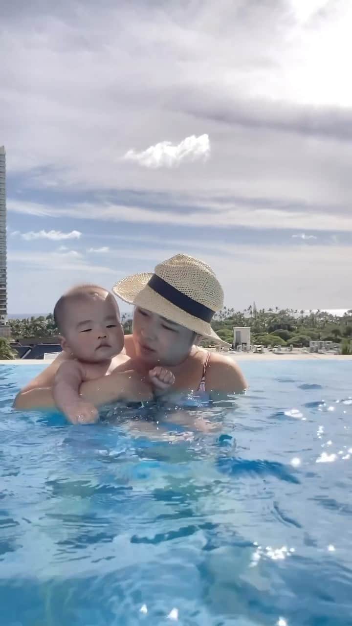 君島良夫のインスタグラム：「First holiday trip for 3 of us🍺🌴👨‍👩‍👦」