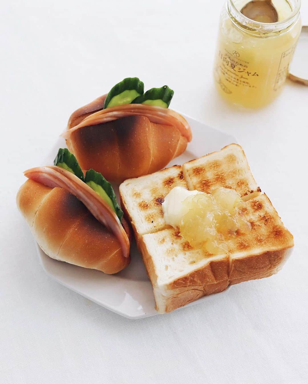 樋口正樹さんのインスタグラム写真 - (樋口正樹Instagram)「Today's breakfast . 今朝もペリカンのパンで ジャムバタートーストと ハムキュウリサンドです。 . ジャムは日向夏のジャム。 北野エースで買ったやつ。 爽やかな甘さでおいしい😋 @kitanoace . 実は東京スカイツリーの 北野エースでペリカンの パンが数種だけ買えます。 数に限りがありますので、 ここだけの話、ナイショ🤫 . . . #日向夏ジャム #ジャムバタートースト #ペリカン #ペリカンのパン #パンのペリカン #ハムキュウリサンド #北野エース #北野エースで購入 #北野エース買物倶楽部 #kitanoace #pelican #bakerpelican」4月13日 7時41分 - higuccini