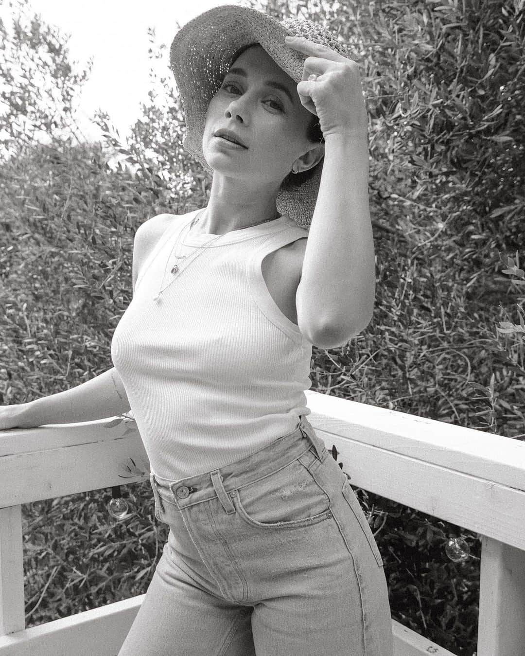 オレーシャ・ルーリンのインスタグラム：「Mama got some new jeans and she’s feeling 🌶️ @citizensofhumanity ( this is the new Tessa Culotte )」