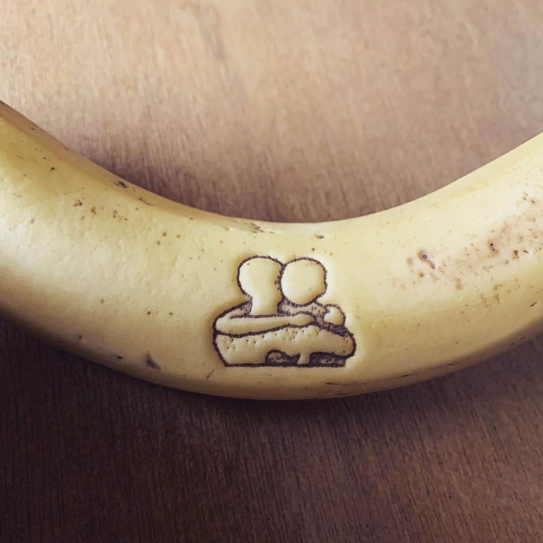 エンドケイプさんのインスタグラム写真 - (エンドケイプInstagram)「🫂 #pv  #puravida  #bananaart  #banana  #art  #fromjapan  #バナナアート」4月13日 7時43分 - endcape