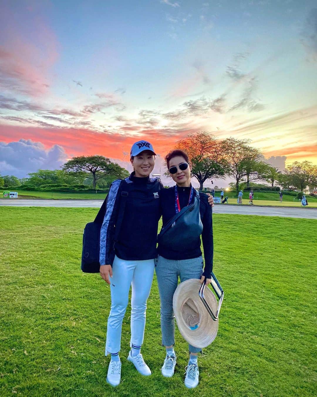 ジェニファー・ソングのインスタグラム：「When your office turns on the lights! ♥️💙💜💛🧡  An Early Bird Special with Mom」