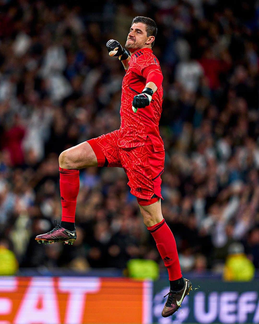 ティボ・クルトゥワのインスタグラム：「Una noche mágica más en el Bernabéu! Esto aún no ha terminado pero hemos dado un gran paso. #HalaMadrid」