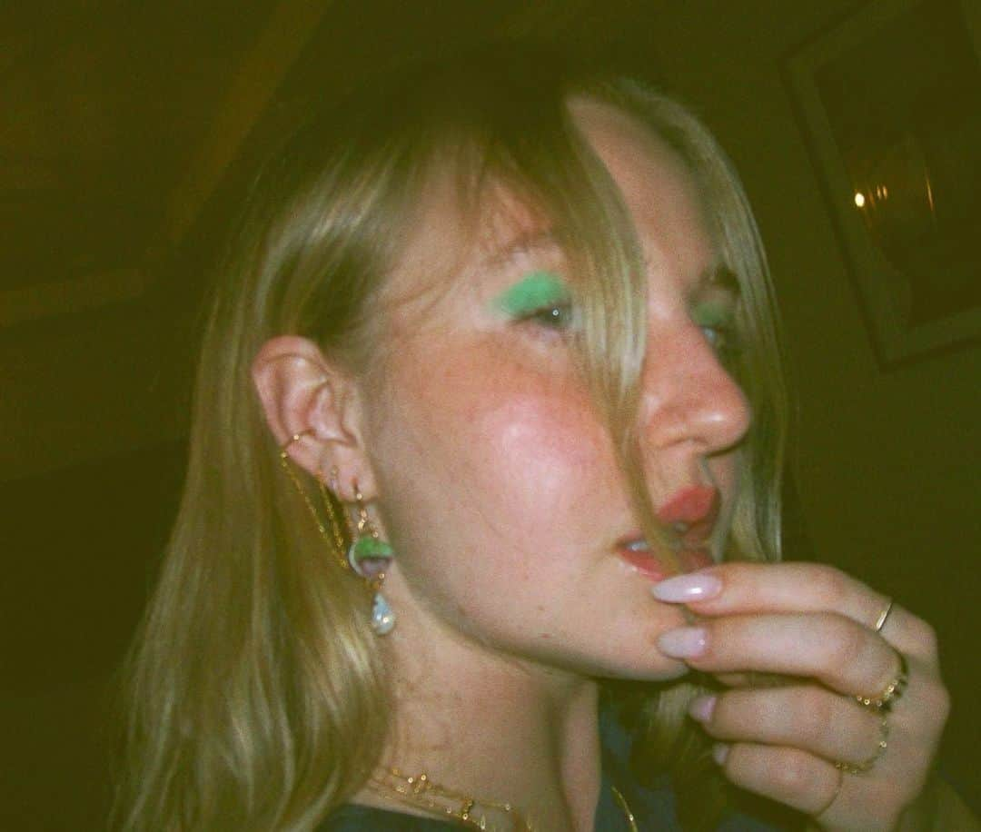 ベロニカ・ダンのインスタグラム：「I’m in my eyes matching my earrings era 🐢🥑💚🌵」