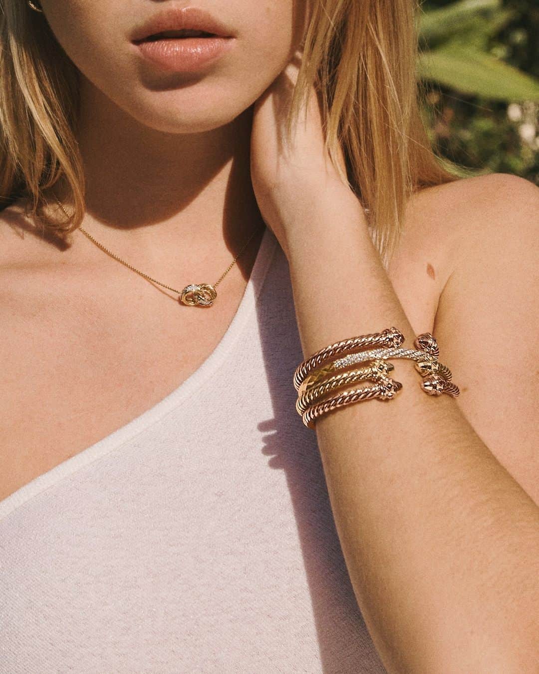 デビッドヤーマンさんのインスタグラム写真 - (デビッドヤーマンInstagram)「Catching rays: model @lilamoss wears @DavidYurman Renaissance® designs in sunny LA.  #jewelry #bracelet #necklace」4月13日 8時03分 - davidyurman
