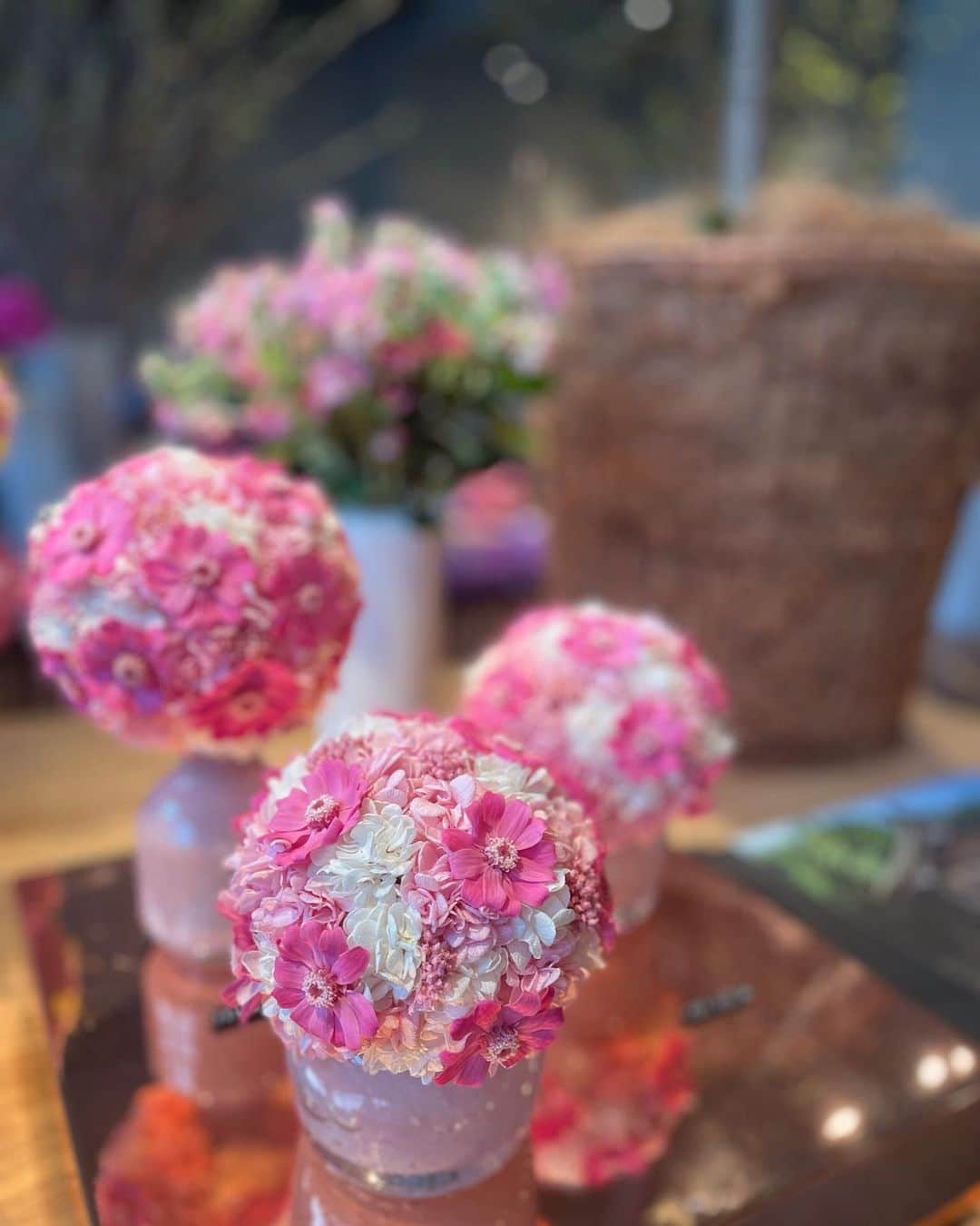 のインスタグラム：「💐  こういう可愛いブーケ テンション上がるよね🥺🥺  おはようございます！ 週半ば、今日も元気に頑張りましょう💗」