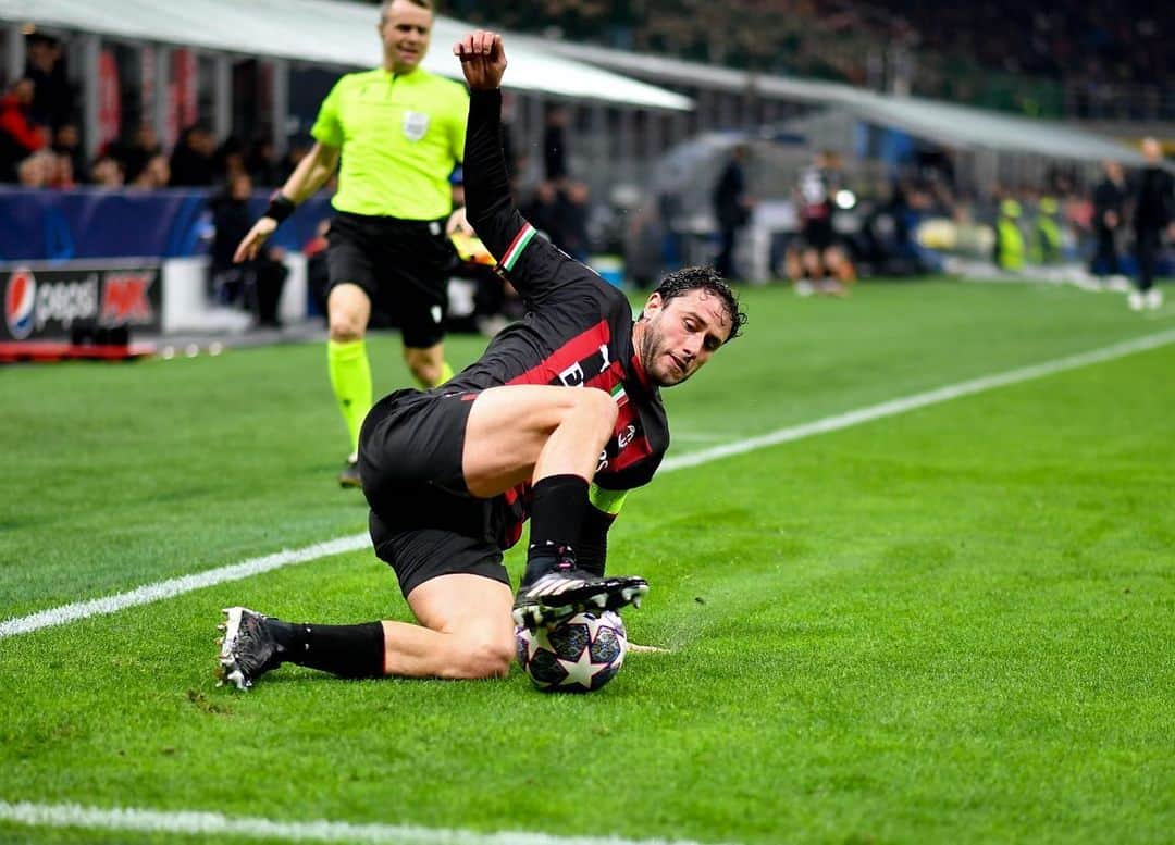 ダヴィデ・カラブリアさんのインスタグラム写真 - (ダヴィデ・カラブリアInstagram)「First Round ✅ Forza @acmilan ❤️🖤 avanti! #MilanNapoli #UCL」4月13日 8時05分 - davidecalabria2