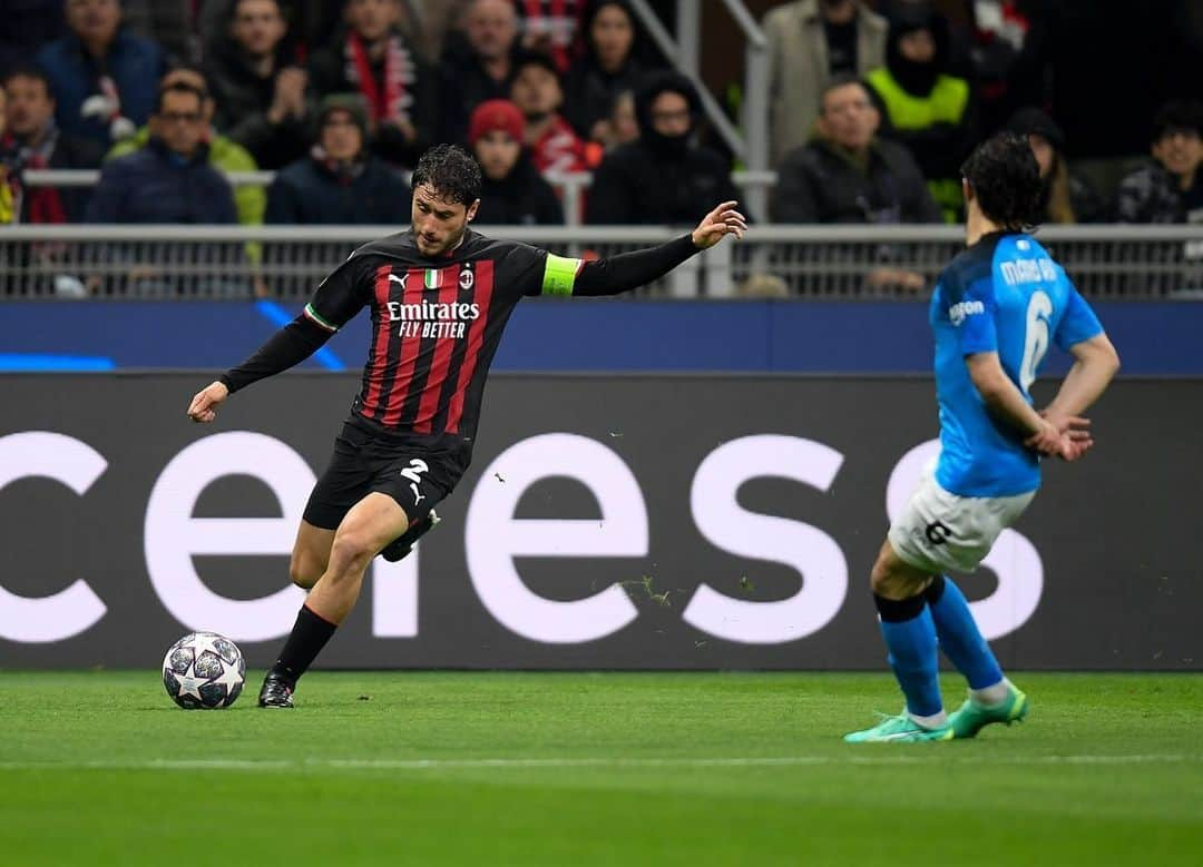 ダヴィデ・カラブリアさんのインスタグラム写真 - (ダヴィデ・カラブリアInstagram)「First Round ✅ Forza @acmilan ❤️🖤 avanti! #MilanNapoli #UCL」4月13日 8時05分 - davidecalabria2