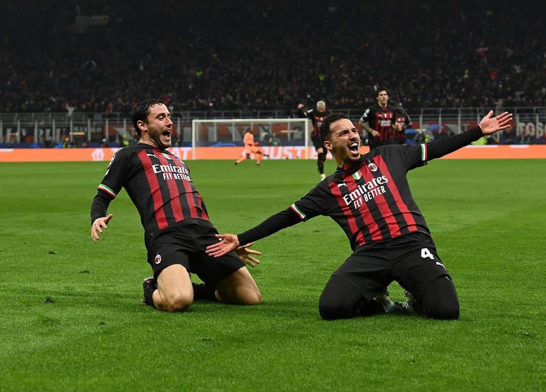 ダヴィデ・カラブリアのインスタグラム：「First Round ✅ Forza @acmilan ❤️🖤 avanti! #MilanNapoli #UCL」