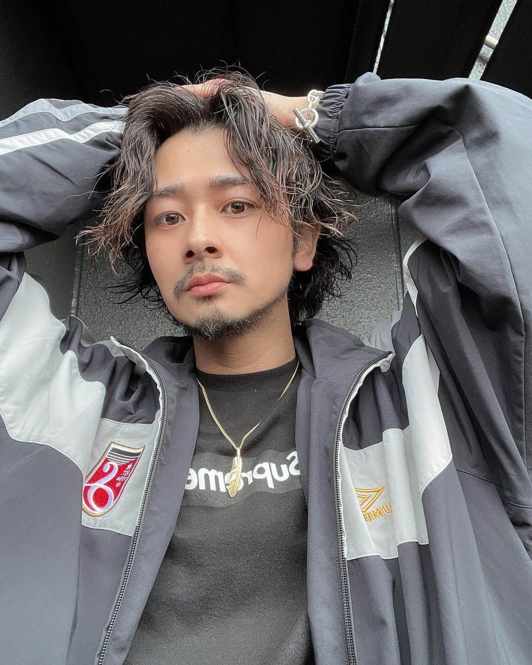 加代憲康のインスタグラム：「supreme BOX logo  supreme × umbro @addicthy_color 全国セミナー 広島から始まり、大阪、名古屋、東京。 そして本日から2日間。 鹿児島、熊本セミナーです。  @kotanihidechika 小谷さんの世界観、美容師としての髪色に対するこだわりが詰まった @addicthy_color アディクシーの新色三色が販売開始されました。  全国セミナーに呼んでもらえて本当に感謝してます。 アディクシーに出会ったからこそ、secret colorという新しいカラー文化は生まれました。  美容師とお客様、サロン、ディーラー、メーカーの @milbon.japan ミルボンさんがwin-winになる新しいカラー文化です。  特化型、SNS主流の時代だからこそ、 【自分のウリがない】 【SNSが弱い】 【特化なんてできない】という悩みを解決してくれるのがsecret color。 【お客様との会話は大好き】 【お客様と一生涯お付き合いしたい】 【お客様に喜んでもらうのが好き】 そんな方にsecret colorはかなり有効的です。  ストレス少なく、短時間（カットカラー1時間半）で終わるシステム。 頭皮からつけない工程から始まることで、お客様の頭皮を守り、薬剤レベルも6%を基本使わない弱い薬剤設定だから、染める度に髪質が変わる、まさに髪質改善カラーです。  1人のスタイリストで180万までは作れるシステムだから誰でもできます。 人生設計をしていく上で、時間生産性を高める必要性は誰でも感じるはず。  1人でも多くの美容師さん、お客様のためにさらに進化していきます。  タブーケイのスタッフ @0114akito  @7natsu23  @yayo_tabook_  @ryota1230__v  @nakasyou みんな極めてます。 カットカラーが普通にやって1時間半で終わる新しいカラー文化をぜひ実感してみてください。 @ta____ku_  @yuki_0621_  カラーモデル募集中。 DMください。 @yuito.224  @ma____02kg  新人2人ももうすぐ塗れるようになります。  大阪でもsecret colorができます！ @granmash グランマッシュの皆さんも習得済みです。  では！ 鹿児島セミナーよろしくお願いします🤲  満員御礼でしたが、枠増やしたのでぜひ🙋‍♂️」