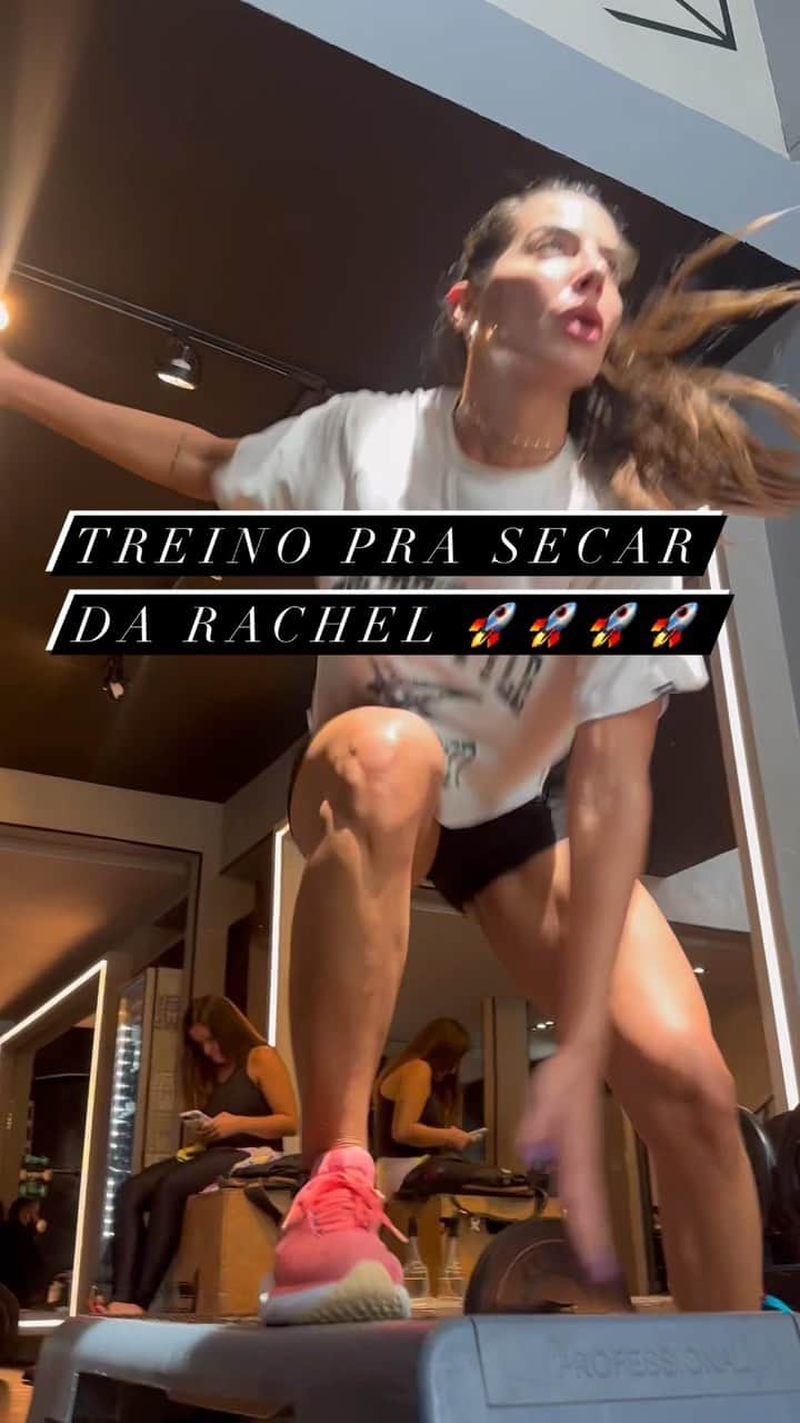 Rachel Apollonioのインスタグラム：「Dica de treino e exercício, já sabe que é no @lapateam   Treino pra secar da @rachelapollonio 💥  1️⃣ Gorila :  40 segundos  2️⃣ Agachamento livre : 10 vezes  3️⃣ Giro com salto : 40 segundos  4️⃣ Sumô 3 tempos : 10 vezes (combo) 5️⃣ Escada ou qualquer aeróbico : 3 minutos  🔁 repetir essa sequência 4️⃣ vezes 💥  Deixe seu comentário ⬇️」