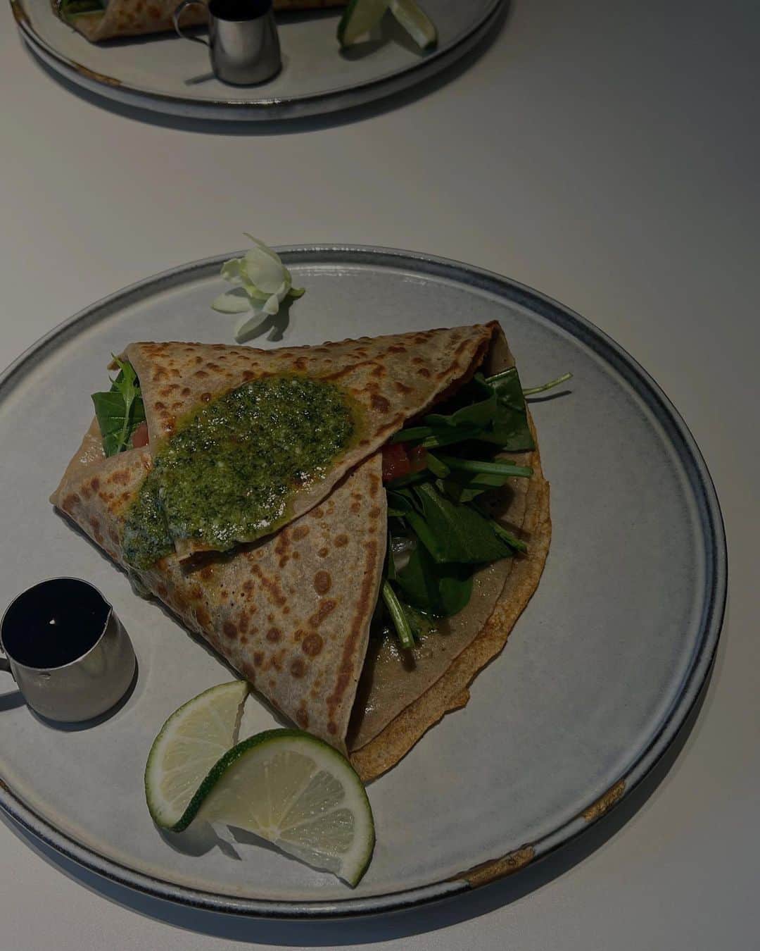 Icumi Oohamaのインスタグラム：「Garrett.  花粉のため、グルテンフリーにハマっております。 この日はガレットに。  お店のお問い合わせが多かったので。  自由が丘 Crepes Noka'Oi です☺︎」