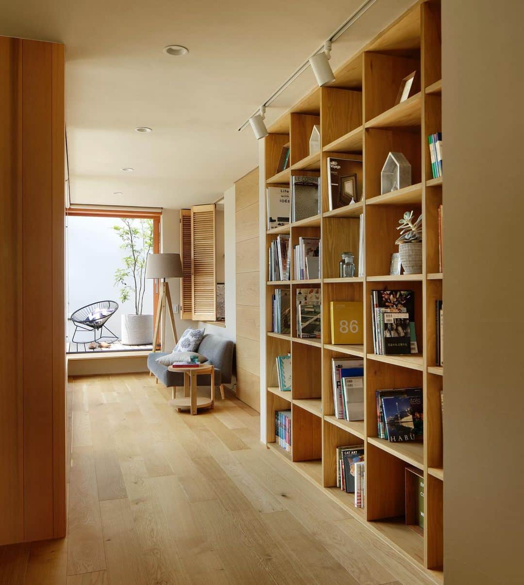安成工務店さんのインスタグラム写真 - (安成工務店Instagram)「2階通路に大きな本棚を造作し、ご家族みんなの図書スペースに。晴れた日は突き当たりのテラスで心地よい風を感じながら読書タイム。  more photos…@yasunari_komuten  ...............  💡暮らしの中の“ちょっといいな”を集めました @yasunari_life  💡安成工務店がご提案する家具ショップ @ecoshop_com  ...............  #造作本棚 #造作家具 #図書スペース #本のある暮らし #バルコニー #安成工務店 #yasunari #工務店 #注文住宅 #住宅 #木の家 #木造 #一戸建て #新築 #マイホーム #省エネ住宅 #エネルギー自給 #自然素材 #OMソーラー #家 #無垢材 #山口県 #福岡県 #季節を楽しむ #津江杉 #珪藻土 #セルロースファイバー断熱材 #図書スペース #テラス #本棚」4月13日 8時25分 - yasunari_komuten