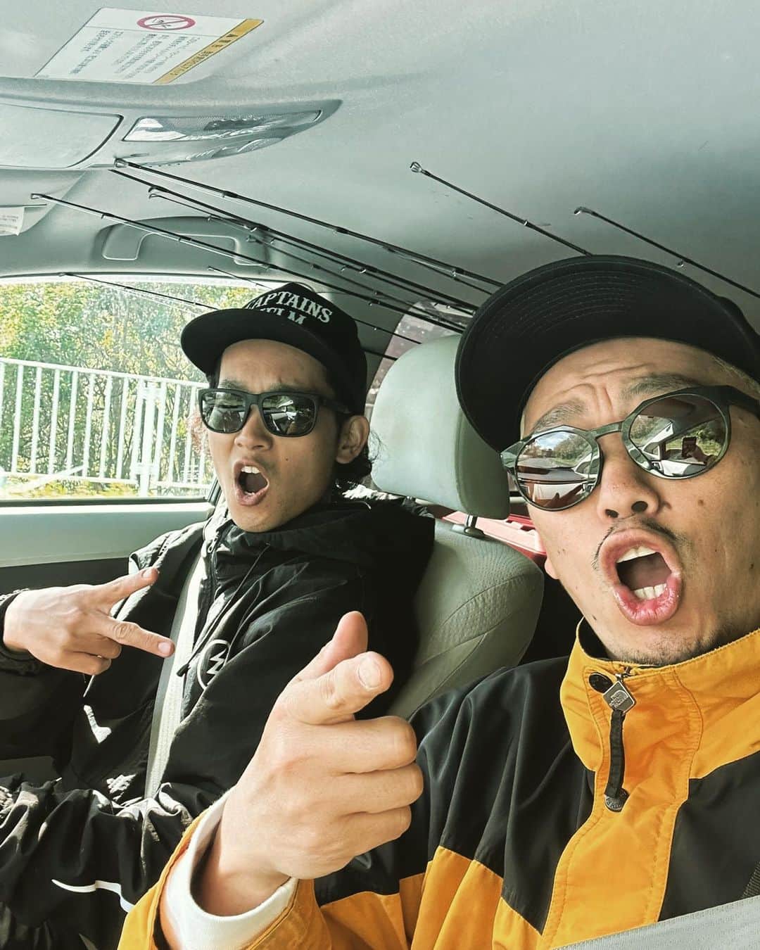 伊藤千秋のインスタグラム：「@kantastyle  bass fishing together🐟 rookie kantaとフラッと釣りに😎 連日の雨と冷えで狙いはデカバスしか無い状況の中流石のかんちゃんのスーパーバイトでフッキング！ 手前でバレってしまったが食うとデカい季節なんだなーと実感した日でしたわ！結果釣れなかったが、 @kantastyle はSkate繋がりの仲間も多く終始ネタが尽きませんでしたな！次回は初バスお届けします。 @clapsstore_official  @newerajapan  @oakleyjapan  @raidjapan_official  #桃が流れてきた川行った #マイメン白井も参加」