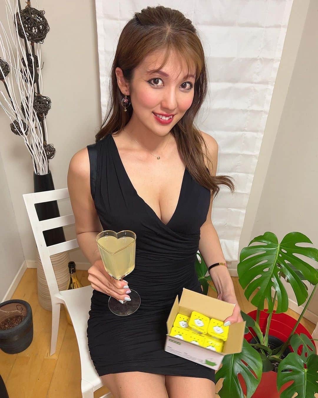 神谷麻美さんのインスタグラム写真 - (神谷麻美Instagram)「#UNCLELEMON の#レモン果汁 100%カプセル だよ💖🍋💖✨️  台湾産のレモンを丸ごと絞った#ストレート果汁 💖🍋💖🌈ᵕ̈*💖✨️  炭酸水と割ったよ💖🥂✨️ 割る量少なかったけど、すっぱくて美味しい〜🍋🍸🥰💖✨️   本当は、レモン果汁1個を入れて、 600～1000mlの水や炭酸水で割るの🍋💖✨️ 他にも紅茶、緑茶、水に入れるのも美味しいよ〜💖🍋✨️  一日1～2個、体に必要な#ビタミンｃ をしっかり摂取し、疲れた身体にリフレッシュ しよっ💖🍋💖🪷🌝💖✨️  PR @giftoftw_rakuten #レモンドリンク  #レモンたっぷり #無添加ジュース」4月13日 8時30分 - asamice428