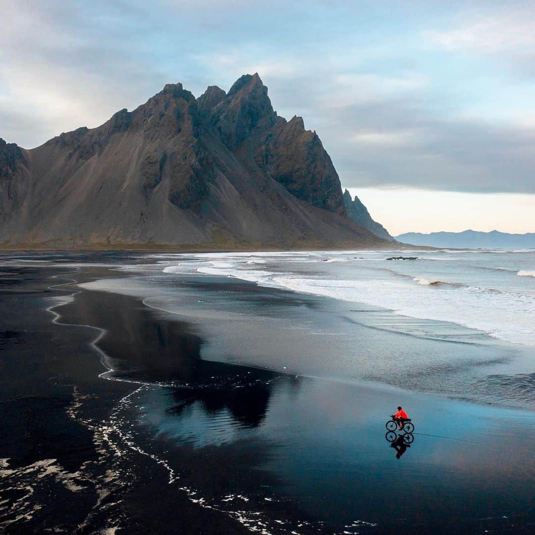 クリス・バーカードのインスタグラム：「As winter snow melts & the days grow long, my thoughts drift to hopping back in the saddle of my bike and cruising with the spring winds carrying the scent of damp Icelandic moss and salt air.  Reminiscent of the adventure shown above with @benjaminhardman @alexstrohl & @stevebooker where we took to land for a ride after sailing in the Eastfjords on a trip for @66north」