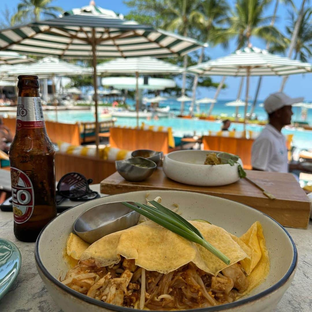 Mika Jimboさんのインスタグラム写真 - (Mika JimboInstagram)「【 爆イケビーチクラブ⛱🎶】   ⛱ @seenbeachclubsamui  📍 Thailand/Koh Samui  行く前から目をつけてたビーチクラブ⛱❤️ 実際も好きなデザインすぎてきゅん🤤💕  宿泊客以外はエントランスで入場券を買うんだけど、 ここは基本シートを予約していく感じなんだけど全く知らなくてそのまま行っちゃって、最初はシート予約でいっぱいだから入れないよって言われてじゃあご飯食べたいってゆったらエントランスフィーだけで入れた💡確かそれがバウチャーになってて700-800Bとかだったかな？  サクッと行きたいなら入り口で "ご飯食べるだけ！"ってゆってそのあとプールに勝手に入ったらいいと思う笑 私は聞いたけど、いいよーって言われたから👍  それを使ってご飯を食べて、軽くプールの中のバーで飲んで帰ったんだけど基本シートがないとタオルももらえないし、ご飯食べてるところに荷物おくしかないからちょっと不便なのでゆっくりする人はシート(たしか5,000B)をサイトから予約していくべし👍  これもバウチャーシステムだからまあ、5,000Bぐらい飲み食いしてたらすぐいくかと👍✨  プールが気持ち良すぎた❤️目の前の海もすごい綺麗だったし、景色最高👍  基本タイ料理だけどどれもかなり美味しい‼️パッタイおいしかったなーん❤️  #サムイ#サムイ島 #サムイホテル #サムイ島旅行 #タイの観光シリーズ #タイ旅行#タイ観光#kohsamui#samuiisland #thaitrip#thailand #ビーチクラブ#水着#ビキニ#水着コーデ」4月13日 8時47分 - mikajimbox